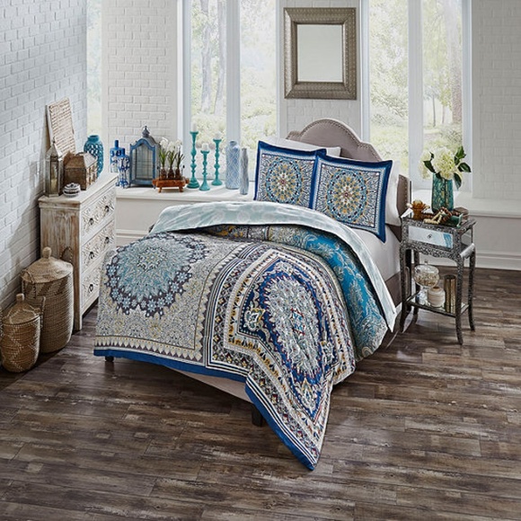 Other - 3 piece Queen Comforter Set